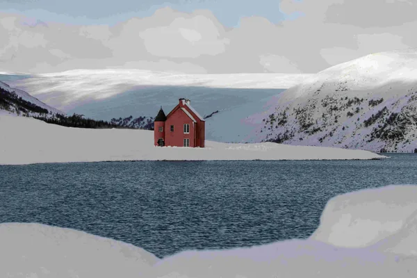Een rood huisje aan een meer in een besneeuwd berglandschap