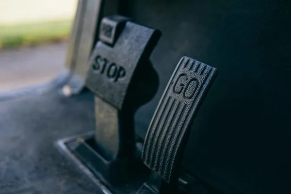 Twee pedalen met de woorden ‘stop’ en ‘go’