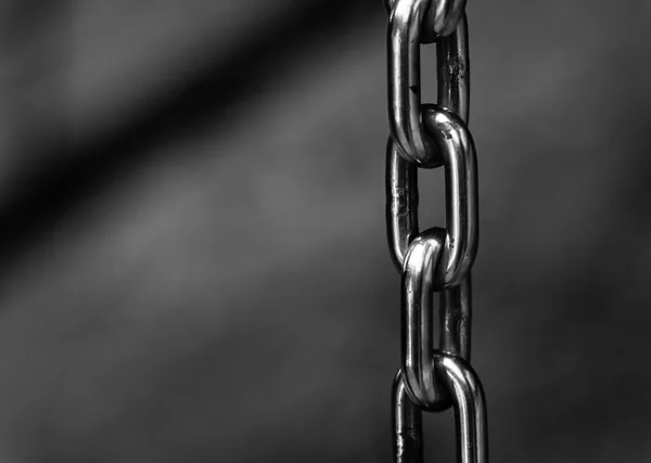 Een zware metalen ketting, in zwart-wit